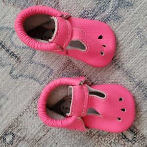 Freshly Picked Neon Pink Baby Girls Leather Crib Shoes Booties Sz2